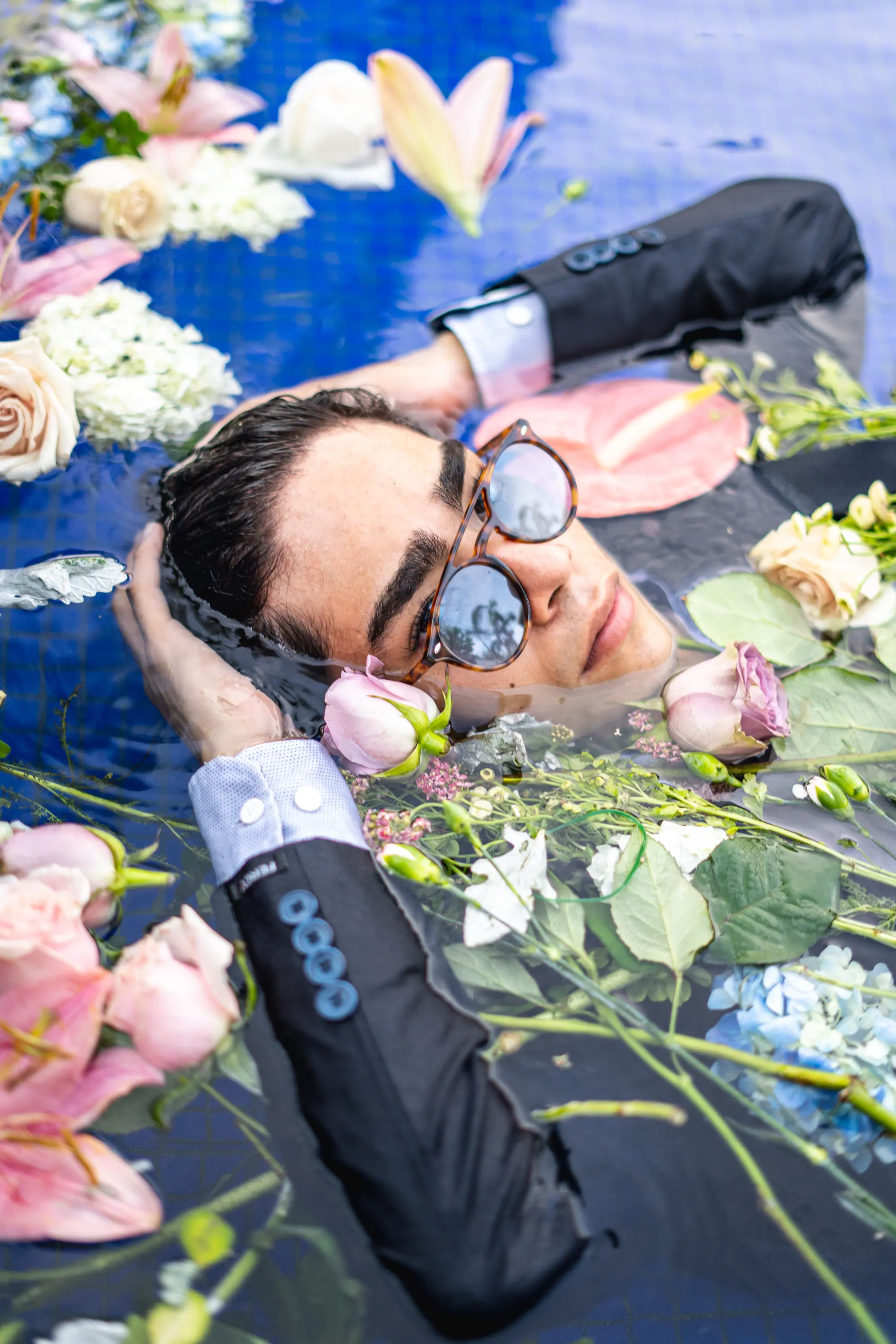 Cabeza recostada sobre el agua entre flores