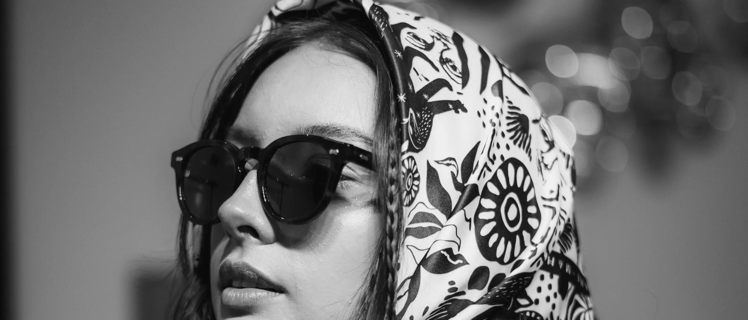 Retrato en blanco y negro con pañuelo y lentes de sol