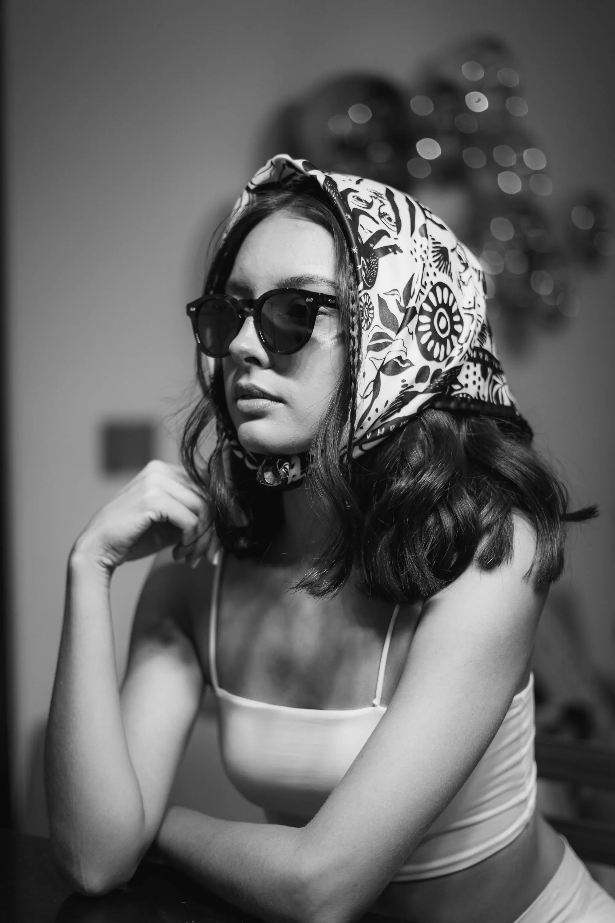 Pañuelo estampado y lentes negros, blanco y negro