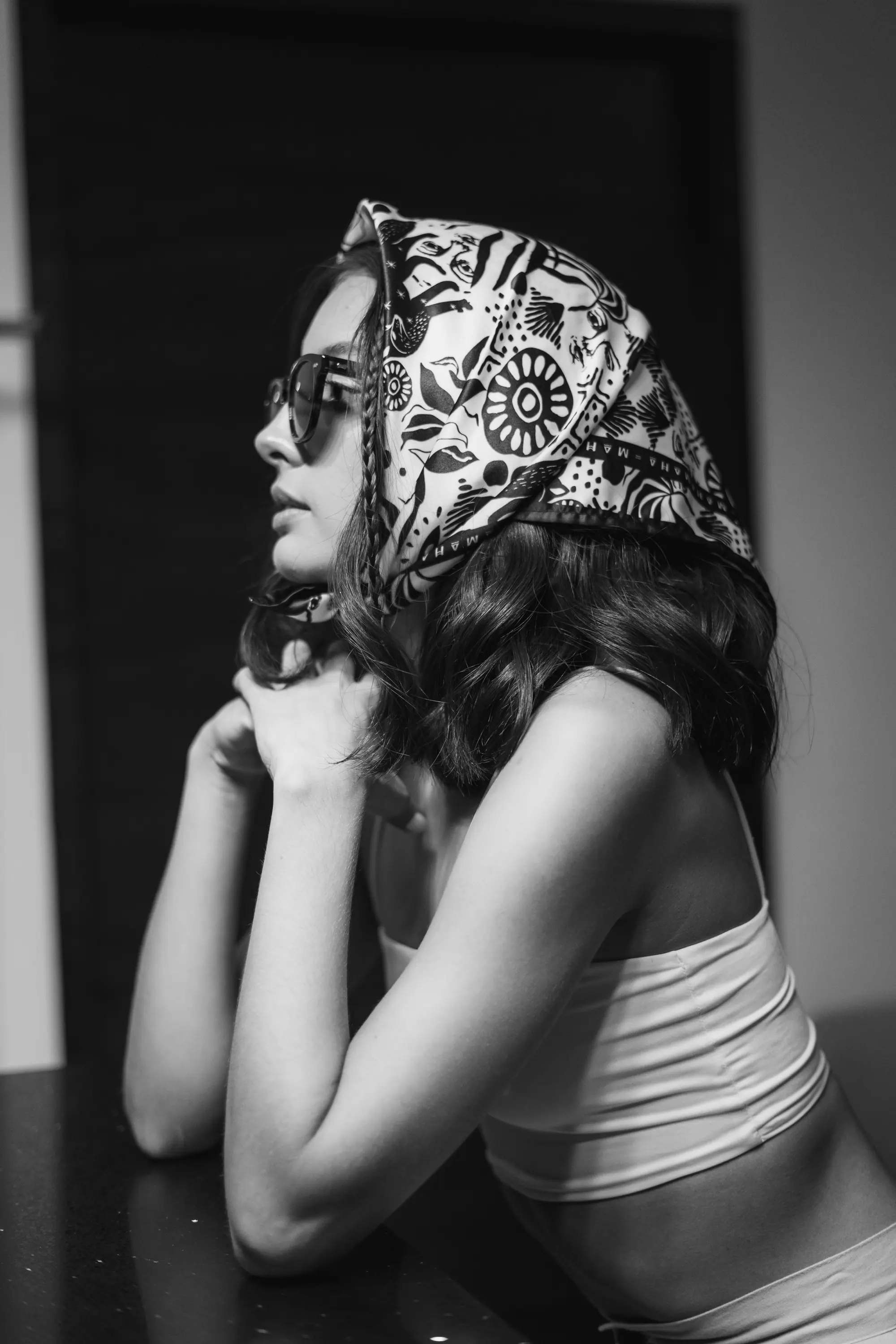 Modelo recargada con lentes de sol, blanco y negro