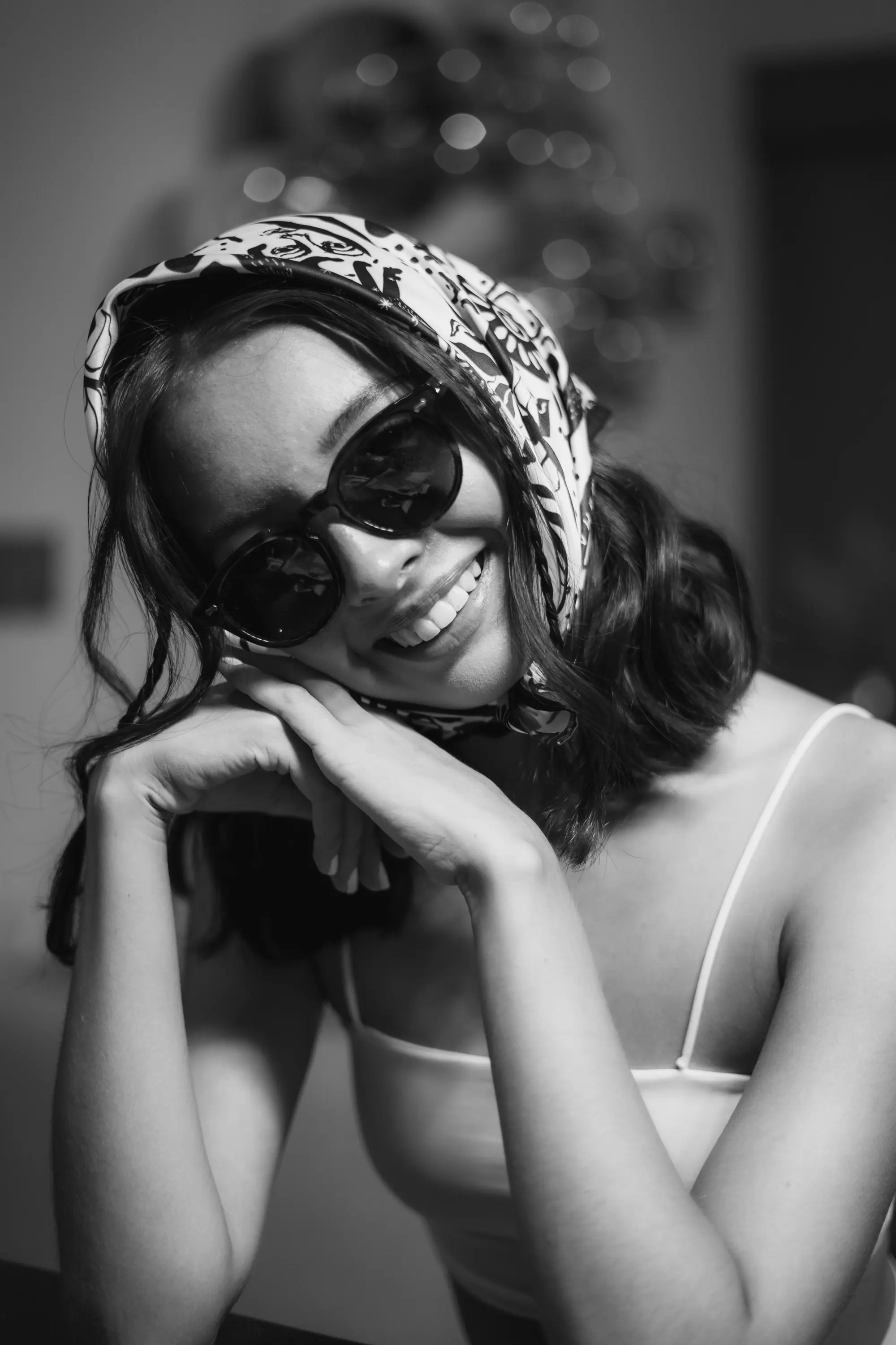 Sonrisa con lentes de sol en blanco y negro