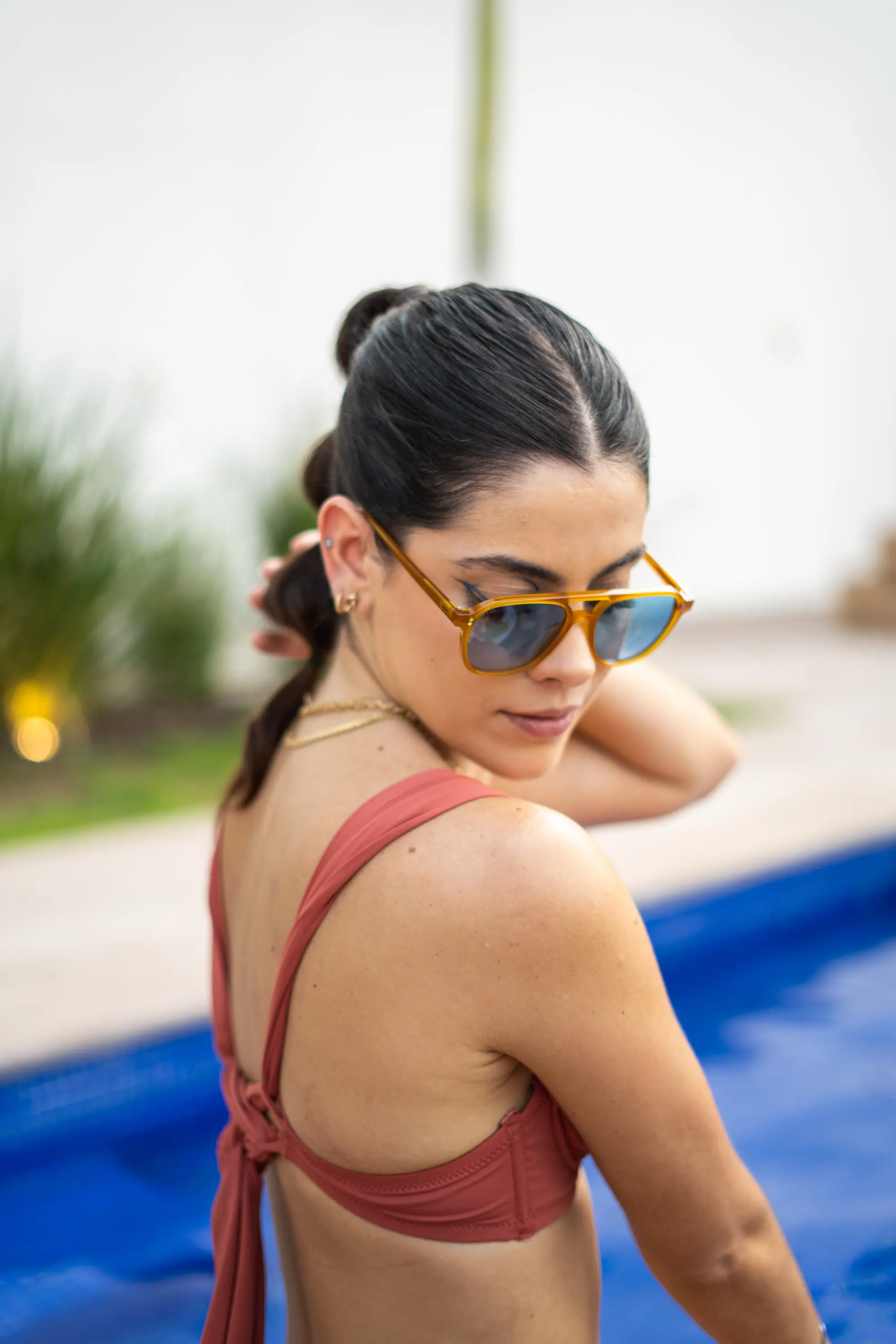Perfil junto al agua con lentes azules