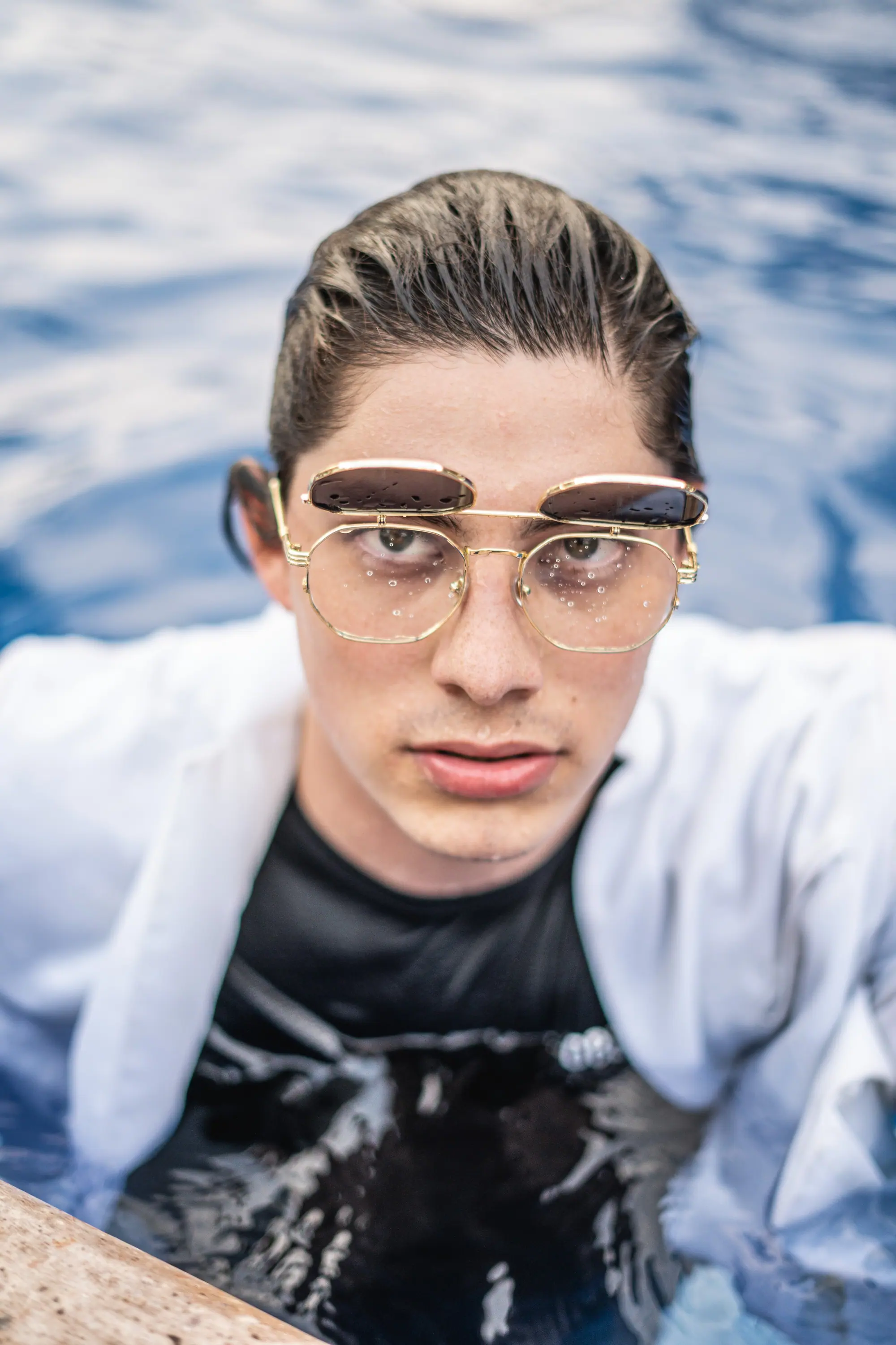 Retrato con lentes de aviador saliendo del agua