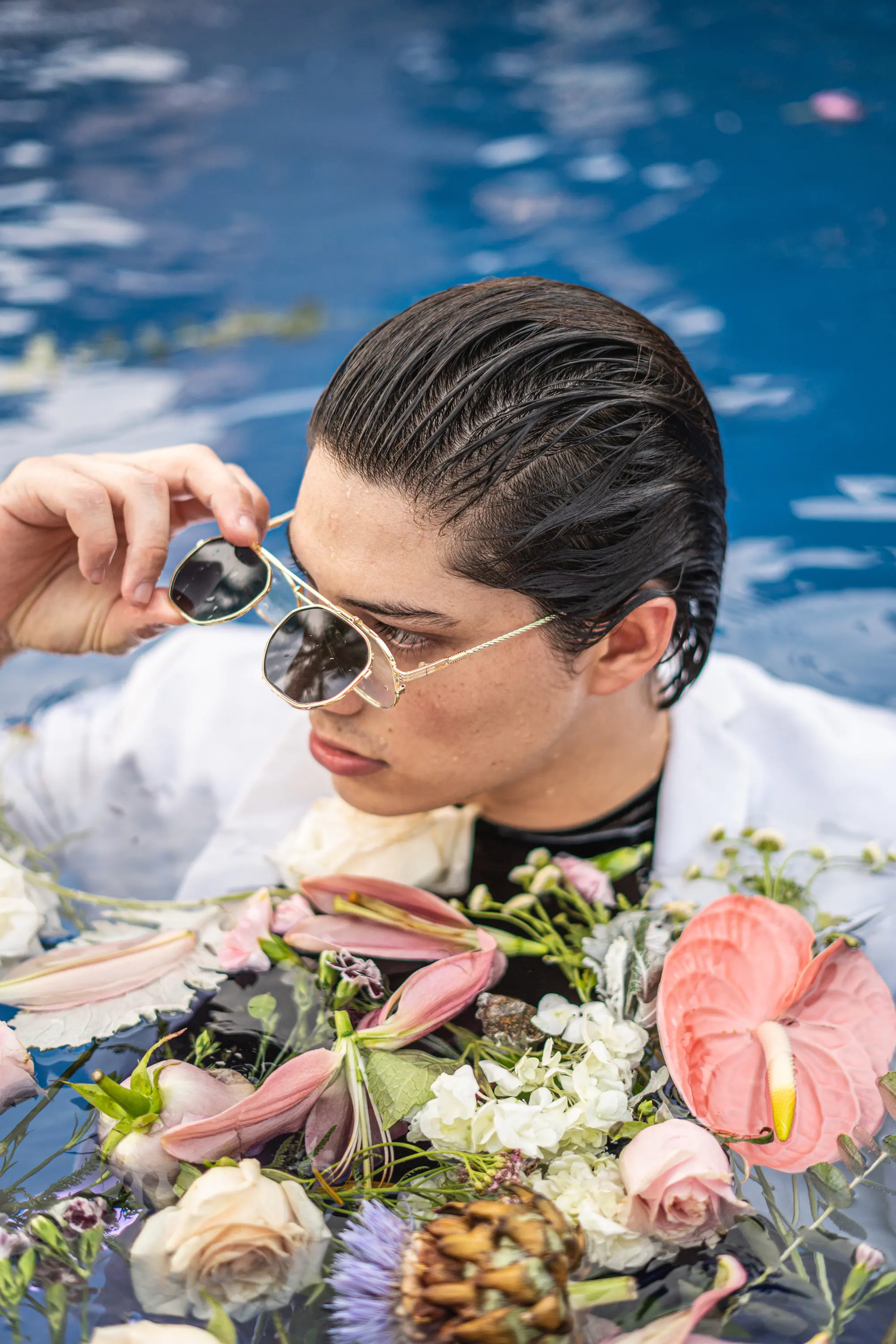 Retrato con lentes dorados entre flores