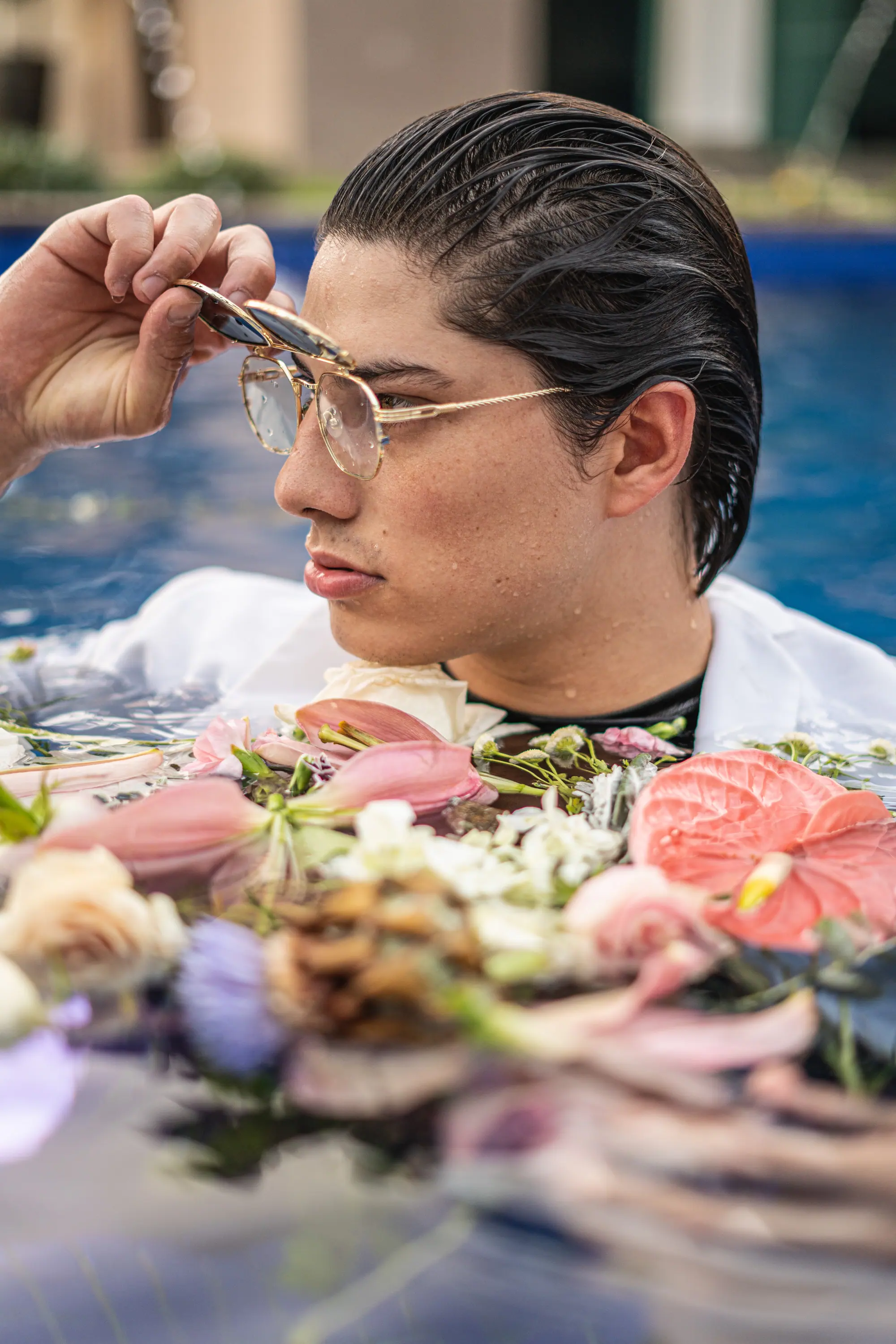 Modelo bajándose los lentes sobre el agua