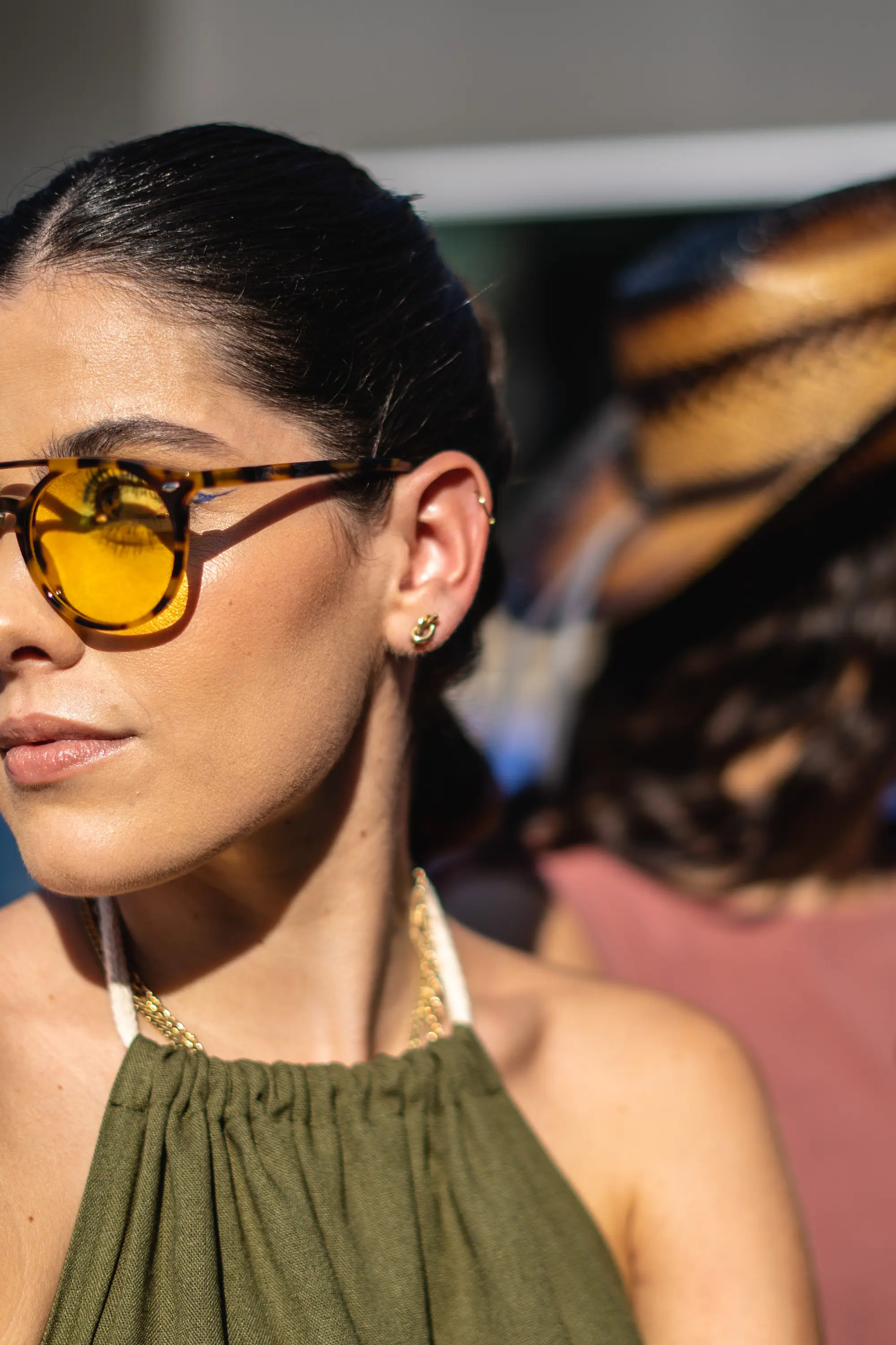 Lentes amarillos y copa de champán