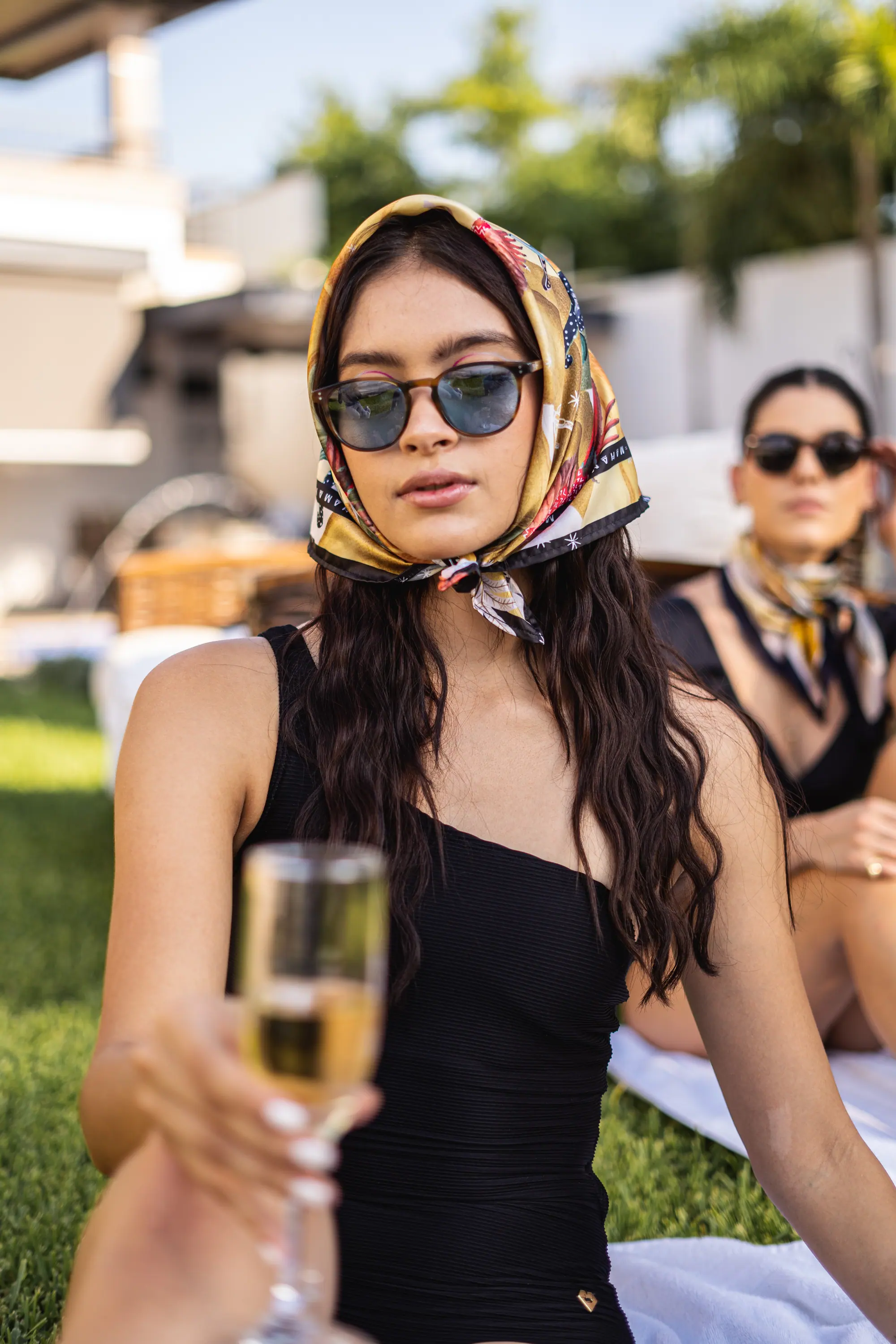 Brindis con lentes espejeados y traje de baño negro