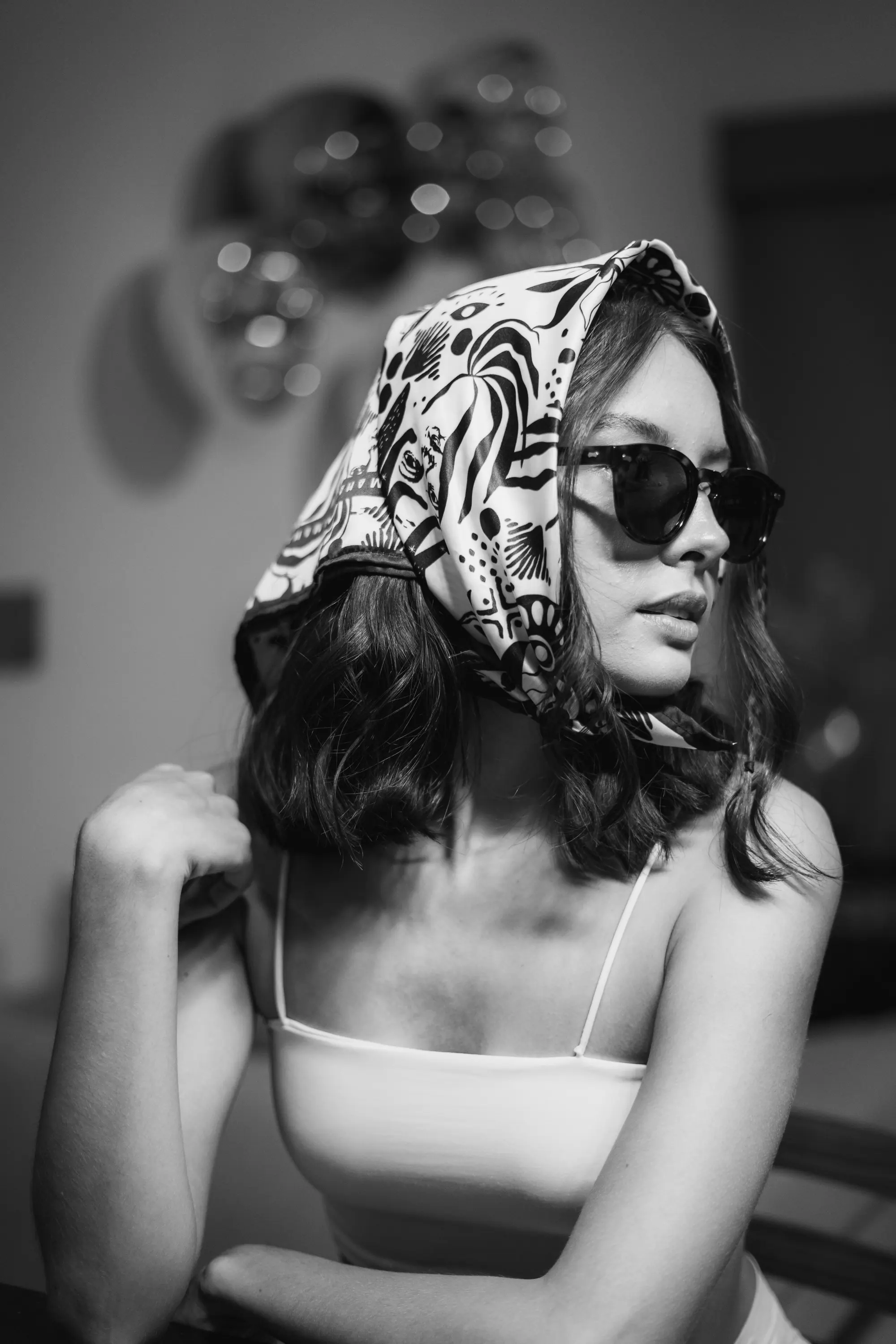 Perfil con pañuelo, blanco y negro