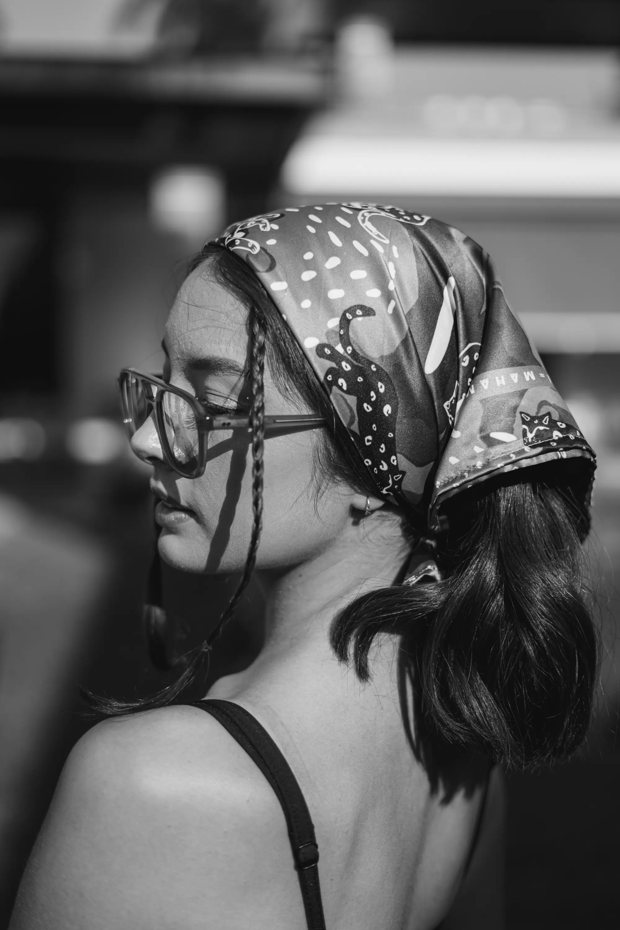 Pañuelo y lentes en contraluz, blanco y negro