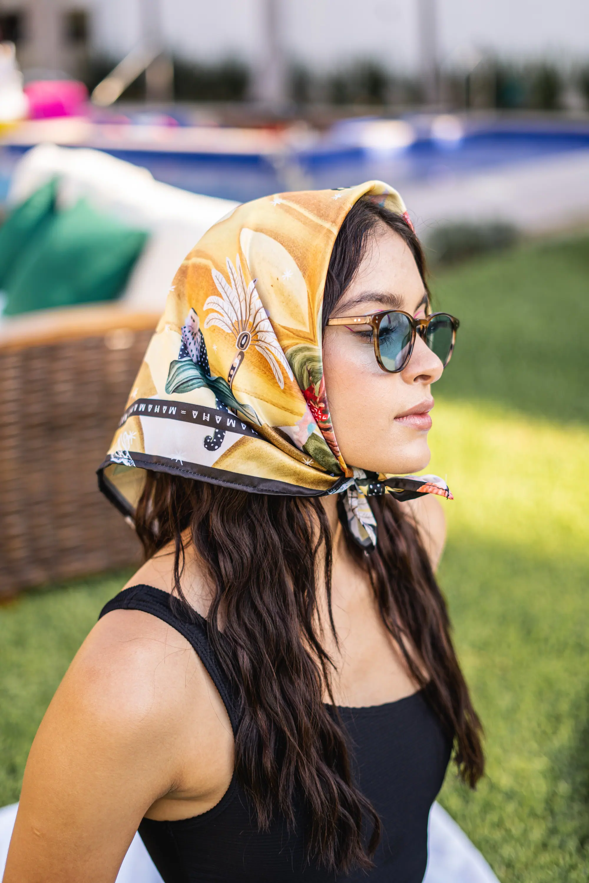 Perfil con pañuelo amarillo y lentes redondos