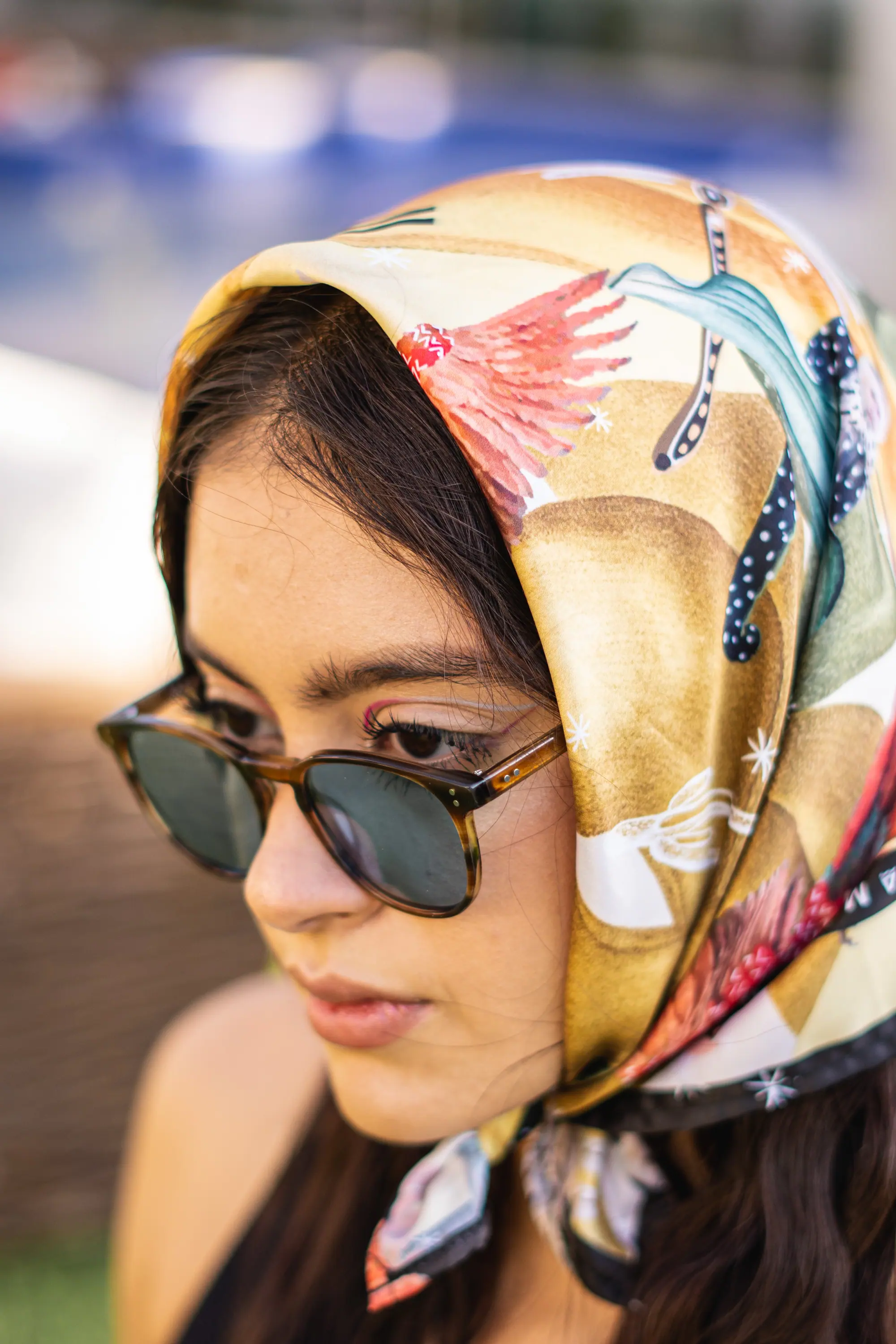 Primer plano de lentes oscuros y pañuelo estampado