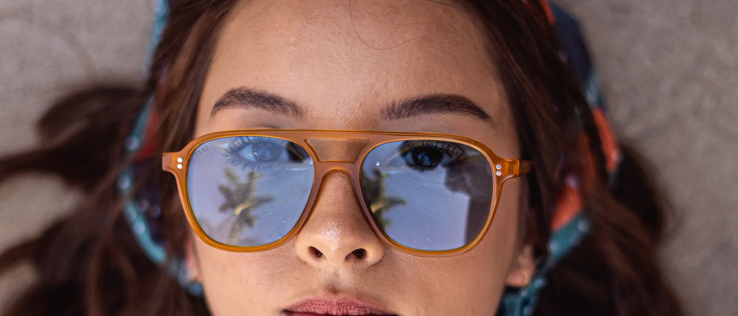 Retrato cenital con lentes espejeados y pañuelo
