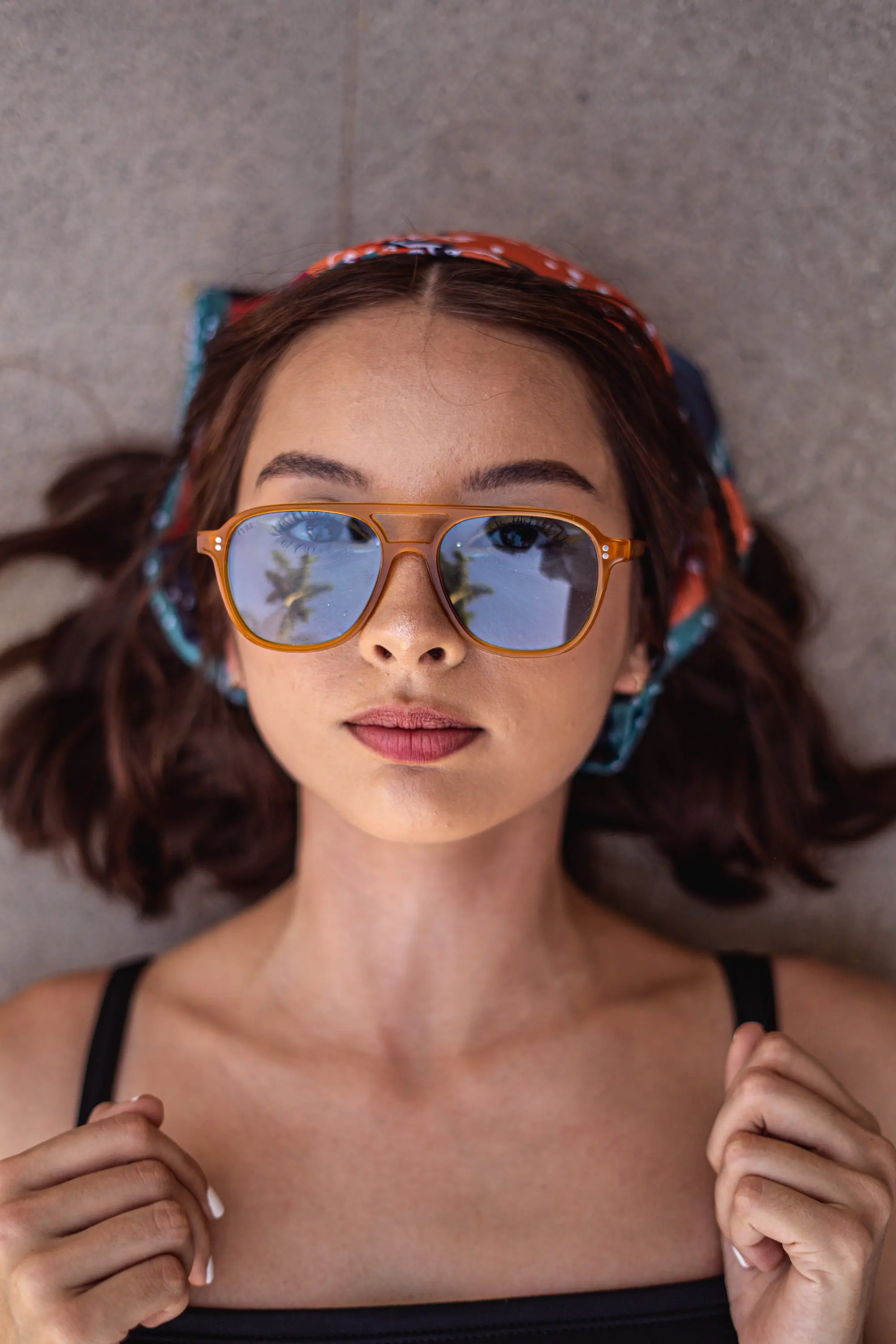 Retrato cenital con lentes espejeados y pañuelo